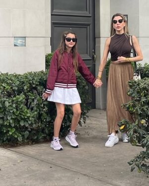 Yelena Maciel Instagram - Caminar de tu mano y guiar tus pasos sin darme cuenta de cuánto tú guías también los míos…!
💖
FELIZ DÍA DE LAS MADRES A TODAS ESAS MUJERES QUE ENTENDEMOS LA MISIÓN TAN MÁGICA QUE ES ESTA . En especial a mi súper madre 😍 y mis increíbles abuelas! 
.
#diadelasmadres #felizdiadelamadre