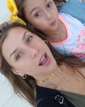 Yelena Maciel Instagram - Mimi 💖
Princesita hermosa! 
Hace 12 años me cambiaste la vida… me diste un súper poder (las madres saben de que hablo 😉)
Siempre digo que cuando te pusieron en mis brazos por primera vez y me viste con esos ojitos que son mi mundo, para mí, fue ver el amor de Dios por primera vez directo a los ojos, entender el sentido de tantas cosas…  Definitivamente sé que tú eres mi misión más grande en la vida y lo que ha significado ser tu mamá me ha enseñado sin duda lo infinito que es el poder del más puro amor. 
Nuestra historia ha sido definitivamente fuera de serie y eso nos ha hecho tan unidas que a veces me quedo sin palabras para expresarle a Dios en mi corazón el agradecimiento por tenerte y por lo increíble que es cada uno de nuestros días y como vivimos cada experiencia desde la más sencilla hasta el reto más grande de la mano.
Hoy te miro y no puedo evitar emocionarme al máximo al ver a mi niñita que aún conserva esa pureza de corazón y esa mirada que cree en la magia de la vida (mirada que siempre cuidaré para que siempre siga creyendo) pero a la vez contemplar como te estás convirtiendo en una niña ya mucho más grande tan fuerte, con un carácter tan definido, tan determinada, tan clara de lo que quiere, tan sensible, una niña que ama y defiende hasta el final la justicia y que da todo por los seres que están en su corazón, amo tu amor infinito por los animales, amo ese corazón noble y justo, amo que no tienes malicia y pido a Dios me guíe para conservarte siempre así. 
Como tu mamá seguiré guiando cada uno de tus pasos de la mano de Dios, pero hoy en tu cumpleaños quiero darte las gracias por todo lo que me enseñas y me regalas cada día desde que abres esos ojitos hermosos y me llenas de luz. 
Podría escribir horas todo lo que eres para mí pero… hay que celebrar así que solo diré, sonríe y disfruta al máximo hoy que lo mereces amor de mi vida.
Te amo infinito y de la mano de Dios y los angeles. ❤️❤️❤️❤️❤️👑👑❤️❤️❤️❤️❤️
P.D: Como de costumbre te publico algo por acá un día después porque el día de tu cumpleaños siempre estoy viviéndolo al máximo como vives la vida tú 🥰