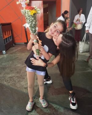 Yelena Maciel Instagram - Mimi 💖
Princesita hermosa! 
Hace 12 años me cambiaste la vida… me diste un súper poder (las madres saben de que hablo 😉)
Siempre digo que cuando te pusieron en mis brazos por primera vez y me viste con esos ojitos que son mi mundo, para mí, fue ver el amor de Dios por primera vez directo a los ojos, entender el sentido de tantas cosas…  Definitivamente sé que tú eres mi misión más grande en la vida y lo que ha significado ser tu mamá me ha enseñado sin duda lo infinito que es el poder del más puro amor. 
Nuestra historia ha sido definitivamente fuera de serie y eso nos ha hecho tan unidas que a veces me quedo sin palabras para expresarle a Dios en mi corazón el agradecimiento por tenerte y por lo increíble que es cada uno de nuestros días y como vivimos cada experiencia desde la más sencilla hasta el reto más grande de la mano.
Hoy te miro y no puedo evitar emocionarme al máximo al ver a mi niñita que aún conserva esa pureza de corazón y esa mirada que cree en la magia de la vida (mirada que siempre cuidaré para que siempre siga creyendo) pero a la vez contemplar como te estás convirtiendo en una niña ya mucho más grande tan fuerte, con un carácter tan definido, tan determinada, tan clara de lo que quiere, tan sensible, una niña que ama y defiende hasta el final la justicia y que da todo por los seres que están en su corazón, amo tu amor infinito por los animales, amo ese corazón noble y justo, amo que no tienes malicia y pido a Dios me guíe para conservarte siempre así. 
Como tu mamá seguiré guiando cada uno de tus pasos de la mano de Dios, pero hoy en tu cumpleaños quiero darte las gracias por todo lo que me enseñas y me regalas cada día desde que abres esos ojitos hermosos y me llenas de luz. 
Podría escribir horas todo lo que eres para mí pero… hay que celebrar así que solo diré, sonríe y disfruta al máximo hoy que lo mereces amor de mi vida.
Te amo infinito y de la mano de Dios y los angeles. ❤️❤️❤️❤️❤️👑👑❤️❤️❤️❤️❤️
P.D: Como de costumbre te publico algo por acá un día después porque el día de tu cumpleaños siempre estoy viviéndolo al máximo como vives la vida tú 🥰