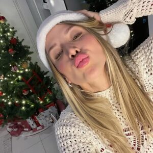 Yelena Maciel Instagram - 🎄 have a holly jolly christmas 🎄