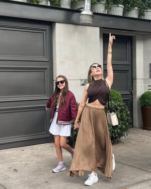 Yelena Maciel Instagram - Caminar de tu mano y guiar tus pasos sin darme cuenta de cuánto tú guías también los míos…!
💖
FELIZ DÍA DE LAS MADRES A TODAS ESAS MUJERES QUE ENTENDEMOS LA MISIÓN TAN MÁGICA QUE ES ESTA . En especial a mi súper madre 😍 y mis increíbles abuelas! 
.
#diadelasmadres #felizdiadelamadre