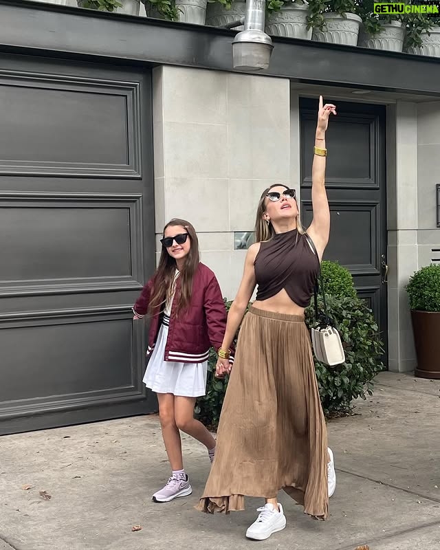 Yelena Maciel - 8.6K Likes - Caminar de tu mano y guiar tus pasos sin darme cuenta de cuánto tú guías también los míos…!
💖
FELIZ DÍA DE LAS MADRES A TODAS ESAS MUJERES QUE ENTENDEMOS LA MISIÓN TAN MÁGICA QUE ES ESTA . En especial a mi súper madre 😍 y mis increíbles abuelas!
.
#diadelasmadres #felizdiadelamadre