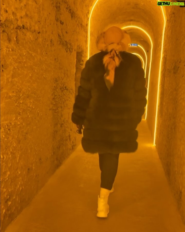Yeliz Yeşilmen - 3.9K Likes - En sevdiğiniz dahi olsa hayatınızdaki insanlara sınır belirleyin. Bu sınırları belirlemedikçe insanların taleplerinin esiri olursunuz. Çünkü insan hep talep eder. Başkaları için yaşamaktan vazgeçtiğinizde kendiniz için yaşadığınızın farkına varırsınız. evet, samimiyet güzel ama mahremiyet de öyle. Ve tabii ki akıl sağlığı da öyle. Ruh sağlığınızı ve kalbinizi koruyun, çünkü kimse sizin yerinize bekçilinizi yapmayacak. Bir peynirin hikayesi var resimlerde gezi sayfamda detaylar var peynir deyip geçmeyin.#yelizyeşilmen #kars #travel #fyp #insrgram #öneçıkar #keşfetteyiz #instgood #karspeynirmüzesi @cocuklugezginyelo