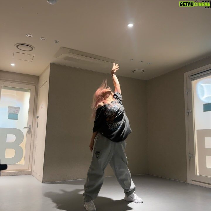 Yeojin - 5.4K Likes - 💃
Practice 🫠💛🔥
1. @pearlywhirll
2. @todd_williamson
#practice