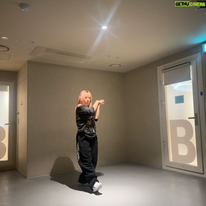Yeojin - 5.4K Likes - 💃
Practice 🫠💛🔥
1. @pearlywhirll
2. @todd_williamson
#practice