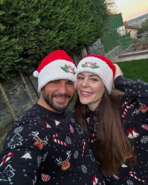 Yildiz Cagri Atiksoy Instagram - Ninniler eşliğinde yeni yıl’a girmek ..ne pahabiçilemez bir ‘an’mış 🥹🙏🏻 Kızımızın ilk yeni yıl’ı en kıymetli anımız olarak hikayemize eklendi. Allah’ım dua’mı biliyorsun 🙏🏻 Miloşumuzun bizim yaşlarımıza geldiği yıllara da sağlıkla şahit olabilmemizi diliyorum 💫🎉🤍🧑‍🧑‍🧒🪐🧿
 
Başta her zaman sağlık 🙏🏻 bilinç, şefkat, anlayış, hepimizin birbirini sevgiyle dinlediği ve kabul ettiği, can’a , doğaya merhametle yaklaştığımız , bolluk bereketin aktığı , mucizelere tanıklık edeceğimiz, güzel dileyenin güzelliklerle dualarının kabul olduğu, bütüne iyilikle hizmet eden ruhların çoğaldığı, farkındalıklarımızın kendimize ve yaşama dair arttığı, hep bir ağızdan barış’ı haykırdığımız ve yaşadığımız bir yıl olsun. ✨✨✨
#2025 kötülüklerin sonu olsun. 
🌎🙏🏻🎄❤️🎁🎈