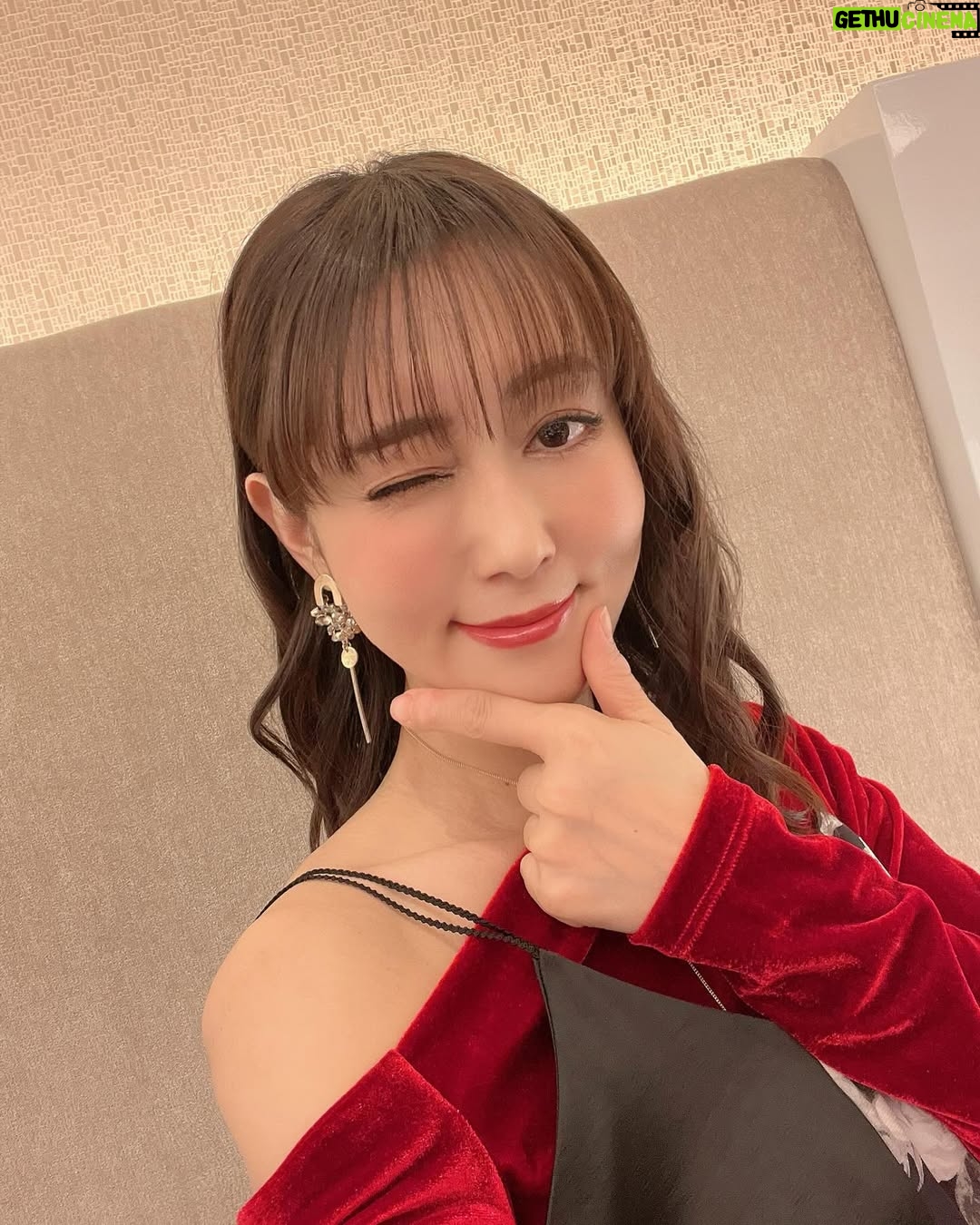 Yoko Hikasa - 8.3K Likes - 🪻
ダンまちVクライマックス上映会でした!
フレイヤの心の奥底。
恋って、愛ってなんだろう?
何故こんなにも皆フレイヤを愛してくれたんだろう。
第三者目線から見たらとても嬉しいのに
フレイヤはひとつしか欲しくなかった。
私も今回は辛い感情の多いアフレコだったなあ。
松岡君が言ってた愛はそれぞれの形があって
全部正解で全部不正解って言葉、すごく好きでした。
フレイヤもまた一つの愛と恋のカタチ。
シルとして未来の日常を過ごしていく彼女に
どうか再び様々な形の愛情が降り注ぎますように。
ありがとうございました!
#ダンまち
#フレイヤ
#シル
#ベル