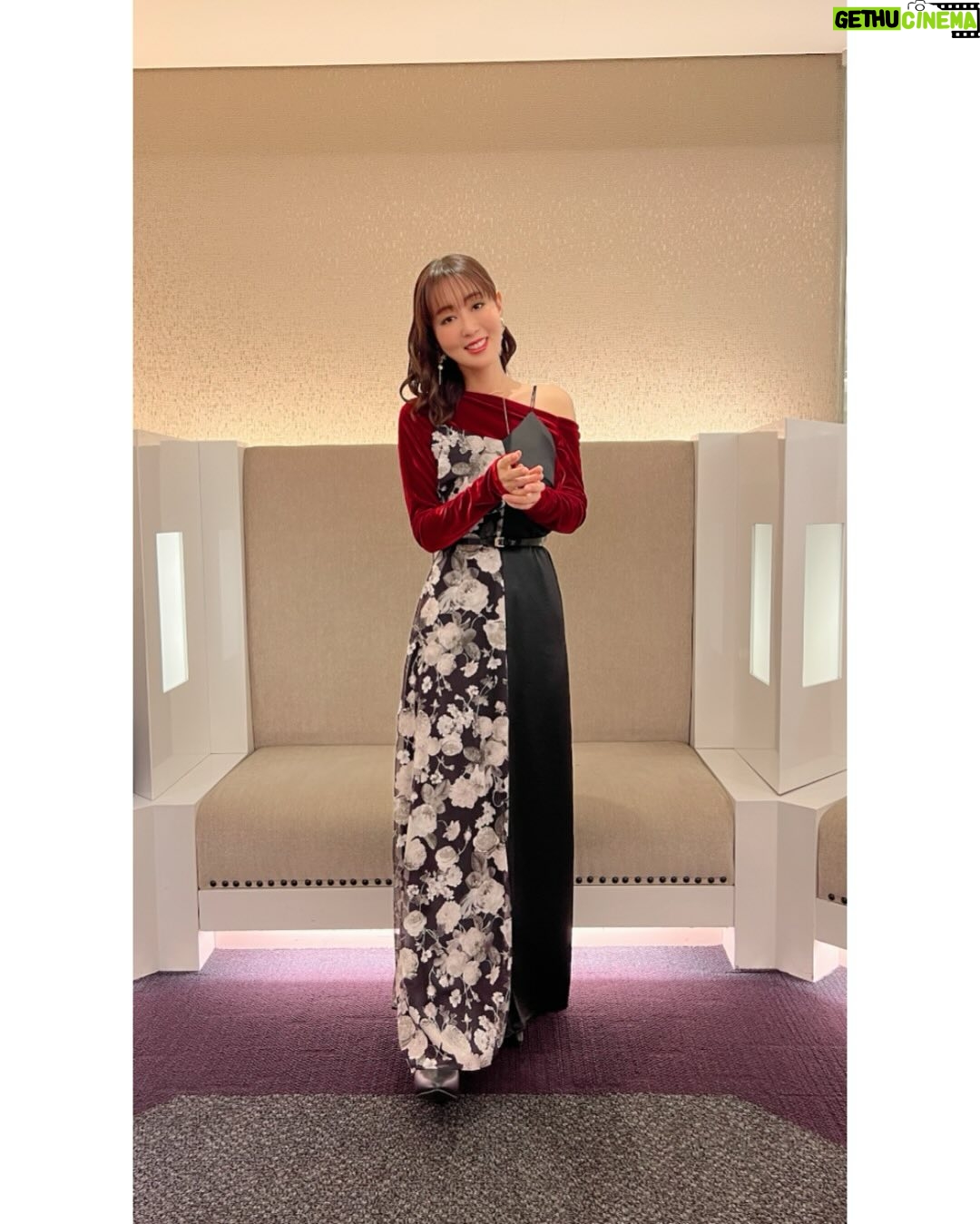 Yoko Hikasa - 8.3K Likes - 🪻
ダンまちVクライマックス上映会でした!
フレイヤの心の奥底。
恋って、愛ってなんだろう?
何故こんなにも皆フレイヤを愛してくれたんだろう。
第三者目線から見たらとても嬉しいのに
フレイヤはひとつしか欲しくなかった。
私も今回は辛い感情の多いアフレコだったなあ。
松岡君が言ってた愛はそれぞれの形があって
全部正解で全部不正解って言葉、すごく好きでした。
フレイヤもまた一つの愛と恋のカタチ。
シルとして未来の日常を過ごしていく彼女に
どうか再び様々な形の愛情が降り注ぎますように。
ありがとうございました!
#ダンまち
#フレイヤ
#シル
#ベル