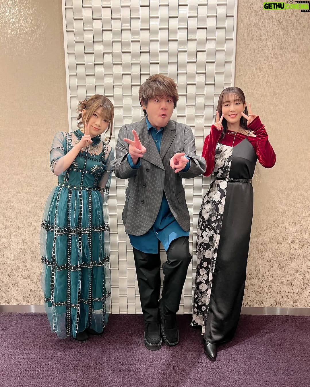 Yoko Hikasa - 8.3K Likes - 🪻
ダンまちVクライマックス上映会でした!
フレイヤの心の奥底。
恋って、愛ってなんだろう?
何故こんなにも皆フレイヤを愛してくれたんだろう。
第三者目線から見たらとても嬉しいのに
フレイヤはひとつしか欲しくなかった。
私も今回は辛い感情の多いアフレコだったなあ。
松岡君が言ってた愛はそれぞれの形があって
全部正解で全部不正解って言葉、すごく好きでした。
フレイヤもまた一つの愛と恋のカタチ。
シルとして未来の日常を過ごしていく彼女に
どうか再び様々な形の愛情が降り注ぎますように。
ありがとうございました!
#ダンまち
#フレイヤ
#シル
#ベル