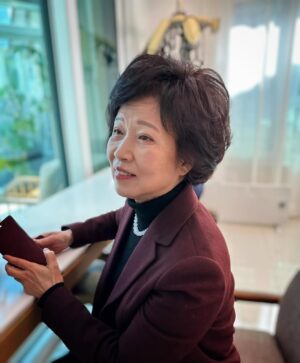 Yoon Se-a Instagram - #울엄마
요즘…
바보같이…
내가 내 마음을 잘 몰라서 불편했는데,
그냥 엄마한테 많이 미안..했나 봐여. 다여.🥹
매일 밑반찬 문앞에 두고 출근하시는
바지런쟁이 얼굴도 맘도 예쁜 울엄마! 
집안 건사하고 나 키워 주시느라 진땀으로 사신 인생.
이젠 조금 숨 돌리며 쉬어 가셨으면 좋겠어요.
너무 고맙고 미안한데…
옳게 표현을 잘 못해서 마음이 아픈 딸,
한번 더 포근하게 안아주세요.
제가 진짜 잘 할께요.
아프니까 엄마 생각이 더 간절합니다.
사랑합니다.
자랑스러운 울엄마. 
오래오래 건강하세요.
모두들 초강력 독감조심!!🤒😷🤧
세상의 엄마들…존경합니다.🫡♥️
다 나으면 꼬야~가요. 엄마!
#건강 #행복 #사랑 #엄마