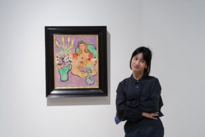 Yu Han Lien Instagram - /歷史博物館＿＿清翫雅集

一直很喜歡去歷史博物館看展覽
之前整修休館了一陣子
重新開放後
七十週年的歷史博物館室內變得更明亮了
最近去看了一個很精彩的展覽【清翫雅集】
由台灣頂尖收藏家們的收藏品聯合展出
有傳統書畫、器物、現代西畫、當代藝術等
與歷史博物館館藏的典藏範圍
融合得非常完美
展覽區域規劃和動線非常的流暢
從下午一點半看到五點半
／
在這裡看見了常玉早期的三幅畫作
和歷史博物館之前展出的常玉晚期作品色彩相比
是非常輕盈的色調從來沒看過這樣的常玉

還看到了草間彌生的南瓜
我剛好隨身攜帶我去東京草間彌生美術館買的南瓜口金包
立刻和這幅有半邊滑出去的南瓜合照
沒看過這麼活潑的南瓜
背面是無限的網還有經典的半邊南瓜結合了一點陽具系列作品感覺的形狀
都在這一幅私人收藏的草間彌生中

站在趙無極的畫前
只覺得震憾
有些許火星要竄出畫外的感覺

來到李希特抽像畫前
對每一層色彩的展現
相互交融各自展露精彩
想起之前在高雄看的展
看的是他畫的極寫實有如攝影照片的兩隻蠟燭
能同時擁有這兩種極端創作的藝術家
內心的延展性真的好寬闊

也看見了畢卡索比較少見的早期作品與典型晚期立體派的畫作
很愛的印象派雷諾瓦與莫內
還有一幅粉嫩色系的馬蒂斯
超大幅的陳澄波淡水老街
看著看著就像帶我穿越回淡水老街裡的外婆家一樣
廖繼春的野柳早晨
透著超粉紅的天空與水波好有歐洲的魔幻感
在展覽中遇見太多驚喜了
／
來到二樓
看見許多姿態有趣的雕像
大大小小的文物還有佛像
釉裡紅的可愛
木雕佛像的珍貴
水墨掛畫的許多細節
三樓是歷史博物館的常設展
四樓的餐廳可以用門票折抵四十元飲料
坐著休息一下
五樓有錢幣展
每層樓我都逛得好開心
待一整個下午
我的內心好雀躍
從小學來歷史博物館看展以來
從來沒有失望過
每次看完展心情都超好

◌◌◌◌◌◌◌◌◌◌
❑藏珍—清翫雅集卅周年慶收藏展❑
地       點｜國立歷史博物館1、2樓
展出期間｜即日起至 2025.03.23
開放時間｜週二至週日10:00-18:00 

展覽
@nmh_museum 
攝影
@_liyanjhen 
服裝
@greenlabelrelaxing.tw