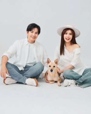 Yu-Tung Hsia Instagram - 謝謝大家的祝福，童協都收到了！我們真的很開心大家這麼喜歡我們家 Nini！看到大家稱讚照片好看，我們也覺得無比幸福。

有些朋友留言問到：「為什麼照片裡童協的比例這麼小？如果稍微放大一點會不會更好呢？」其實，正如昨天分享的，對我們來說，是因為有了 Nini，這個家才真正開始成形，也是在她的陪伴下，我們對「家」有了更清晰的想法。因此，Nini 在我們心中的位置格外重要。

為了表達這份珍貴的情感，我們特別請攝影師愷云 @boa750818 幫忙，將 Nini 單獨拍攝後再精心後製放大，讓她成為畫面的核心。這過程非常費時，真的由衷感謝攝影師的用心與專業，讓我們能以這樣的方式紀錄這份深厚的情感。

除了感謝大家的祝福，我們也希望這份愛能傳遞給更多流浪動物，因此真心呼籲大家：「領養代替購買！」毛孩子的陪伴，真的能讓我們成為更好的人，也讓家變得更加完整。

請滑到最後一張，送上我們狐蒙一家的幸福照片！願每一隻浪浪都能找到溫暖的歸屬，就像童協找到屬於自己的家一樣！
 
  孫協志 夏宇童