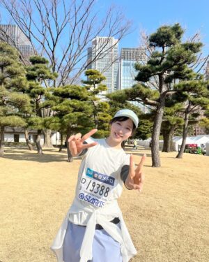 Yui Oguri Instagram - 東京マラソン42.195キロ
完走しました！！🏃‍♀️💨❤️‍🔥
サンデーPUSHスポーツさんに後押しして頂き、素敵なスタッフさんに恵まれて、本当に心強い中川修二さんがサポートしてくださり、家族やスタッフさんメンバーの応援があったり、沿道ではファンの方が旗や団扇や声掛けで応援してくれたり、私のファンじゃない方も笑顔で応援してくれて、
それが本当に力とエネルギーになりました

お家から応援してくれた方々のメッセージも届いてました！

"笑顔"で走り切ることで
どこかの"誰かの力""勇気"になればいいなと
思いながら走りました

私自身、人の温かみと応援の力を感じて
"アイドルだって強いんだぞ"と
伝えられたんじゃないかと思っています

本当に楽しかったです！ありがとう！

今日走られた皆さんナイスランでした！🥹👏🏻✨

#東京マラソン
#東京マラソン2025
#サンデーPUSHスポーツ