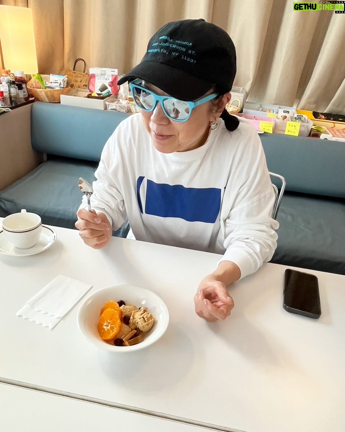Yumi Matsutoya - 20K Likes - なんとっ!
札幌の「パフェ、珈琲、酒、佐藤」さんからのキャラメルアイスクリーム & 入山時から育てているフルーツパンチ(🍊、🍎、レーズン、Cointreau漬け)