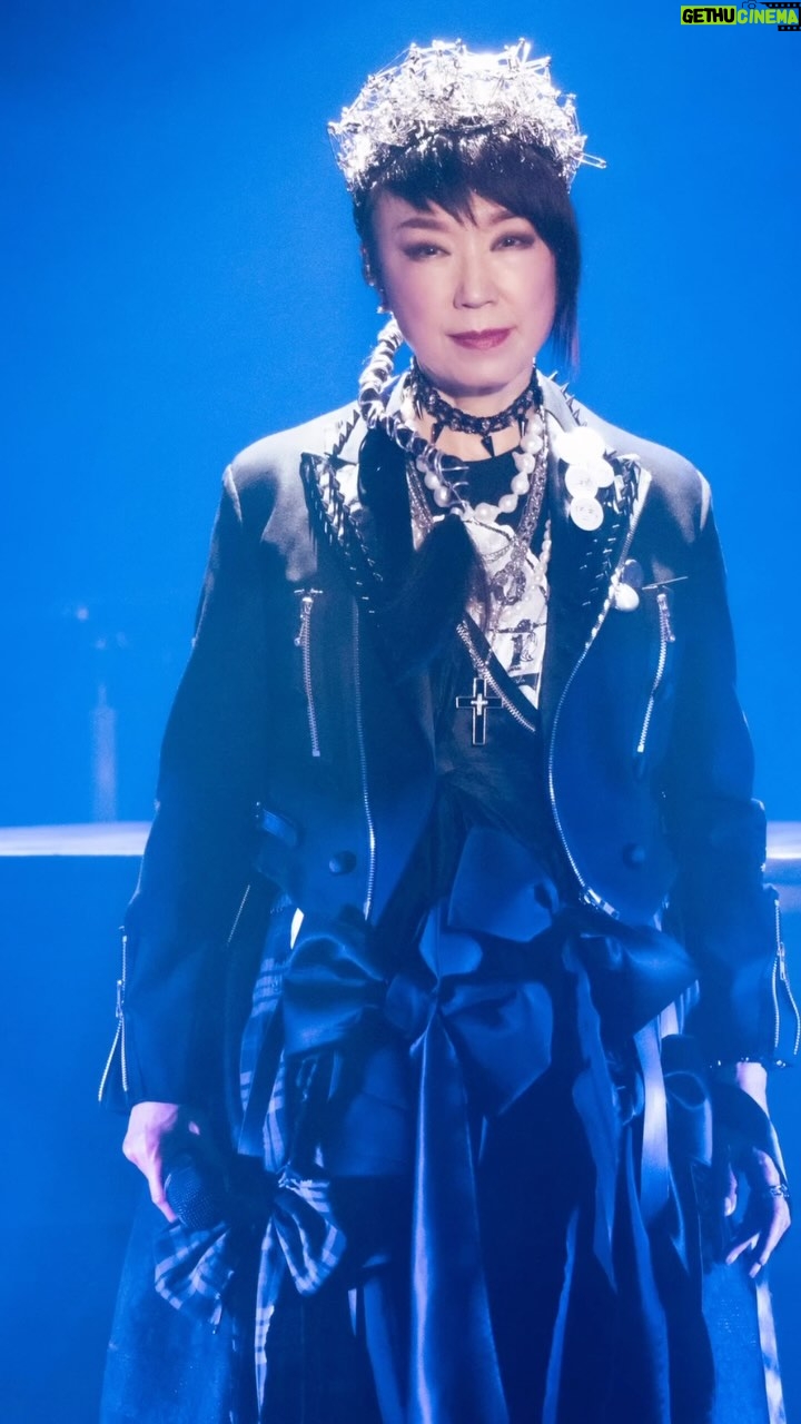 Yumi Matsutoya - 18.8K Likes - 2025.2.6
毎年恒例苗場でのライブがスタートしました。
年末から指の毛細血管が切れるほど熱心にピアノの練習をしていたユーミン。これだけの曲数をライブで弾きながら歌ったことはあまり記憶にないと言います。
乾燥や時差、密閉された空間に20日以上滞在といった、様々な過酷な環境を乗り越え、乗り越え、苗場でのライブを45年間続けてきたユーミン。
2/20までの全8公演、全力で臨みます!
また、この秋40枚目となるオリジナルアルバムの発売を予定していること、
それはAIが学習した70年代〜2000年代の声、そして現在の松任谷由実の声を共存させた、ハイブリッドなアルバムになること、
そしてこのアルバムを引っ提げ、72歳となるユーミンが72本の全国ホールツアーを予定していることも発表しました。
松任谷プロデューサーの本アルバムに対する思いもコメントとして発表しましたので、良ければこちらもご覧ください。
52年間常に新しいことにチャレンジし続けてきたユーミンが、
この時代何に挑戦し、何を伝え、何を表現するのか。
まだまだ制作途中ではありますが、楽しみに待ってて頂ければと思います。
マネージャーK子