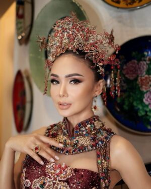 Yuni Shara Instagram - .
BNI Chinese New Year 2025🏮🧧✨💫

@cis.makeup @deva_dadang 
@raymondleonardofficial  @rinaldyyunardi @moedjenan @masnanda___ 
@looks.sandisphotoproject 

#yunishara #galadinner #bnibank #030225
