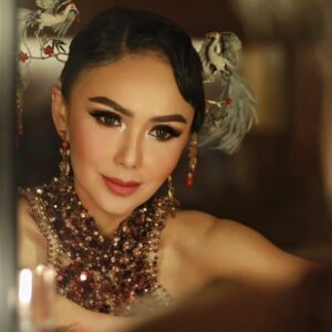 Yuni Shara Instagram - .
Selamat Merayakan Tahun Baru Imlek
Gong Xi Fa Cai 🏮🧧
God Bless always ...🙏✨

#gongxifacai2025