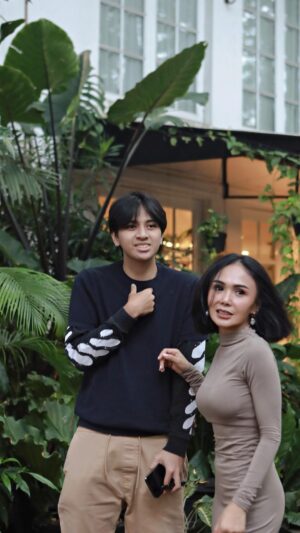 Yuni Shara Instagram - .
Bukber bersama staff karyawan, Management, Mua & stylish yang biasa membantu saya dirumah &  saya bekerja . 
Juga beberapa sahabat 🤍✨