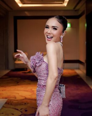 Yuni Shara Instagram - .
🌸✨💫

@anpasuha_official @deva_dadang @widosound @wonty_yunishara @irvanbandjakarta @anisatiaradewi 
@cynthiatan__ @jewelofeden 
@moedjenan @masnanda___ 
@looks.sandisphotoproject 

#yunishara #60diamondcelebration