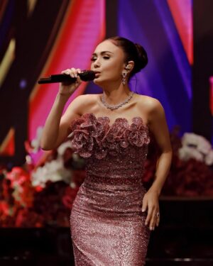 Yuni Shara Instagram - .
🌸✨💫

@anpasuha_official @deva_dadang @widosound @wonty_yunishara @irvanbandjakarta @anisatiaradewi 
@cynthiatan__ @jewelofeden 
@moedjenan @masnanda___ 
@looks.sandisphotoproject 

#yunishara #60diamondcelebration