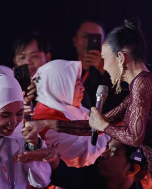 Yuni Shara Instagram - .
Terimakasih @insidesampoerna ♥️✨

@anpasuha_official @deva_dadang 
@leona.atelier @moedjenan @masnanda___ 
@irvanbandjakarta @widosound @wonty_yunishara @anisatiaradewi @looks.sandisphotoproject 

#yunishara #sampoernauntukindonesia  #170324