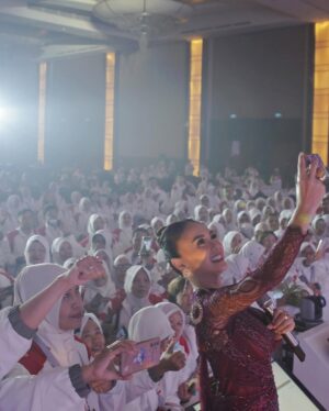 Yuni Shara Instagram - .
Terimakasih @insidesampoerna ♥️✨

@anpasuha_official @deva_dadang 
@leona.atelier @moedjenan @masnanda___ 
@irvanbandjakarta @widosound @wonty_yunishara @anisatiaradewi @looks.sandisphotoproject 

#yunishara #sampoernauntukindonesia  #170324