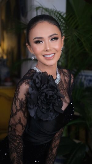 Yuni Shara Instagram - .
Senyawa HURA🤍✨

@anpasuha_official @deva_dadang 
@cynthiatan__ @jewelofeden @moedjenan 
@fianandhr @wonty_yunishara @widosound 
@looks.sandisphotoproject 

#yunishara #peluncuranbuku #senyawahura #080225