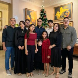 Yuni Shara Instagram - .
Selamat merayakan Natal buat Keluarga dan teman teman Nasrani 🎄🤍✨

#yunishara #natal251224 #Henrysiahaanfamily