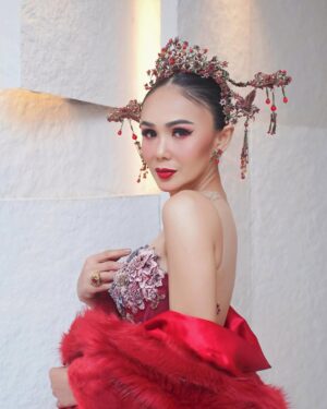 Yuni Shara Instagram - .
HSBC @hsbc_id  Chinese New Year🏮♥️✨💫

@donnykaryadi @deva_dadang 
@renee.couture @rinaldyyunardi 
@moedjenan @masnanda___ 
@widosound @wonty_yunishara 
@looks.sandisphotoproject 

#yunishara #hsbc #sincia2025