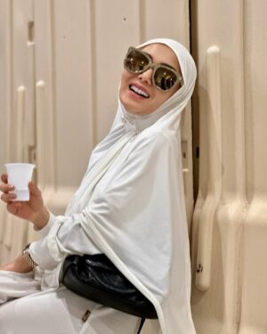 Yuni Shara Instagram - .
Selamat Menjalankan Ibadah Puasa Ramadhan 
Maaf Lahir Bathin 🙏🤍

#yunishara #macca #madinah