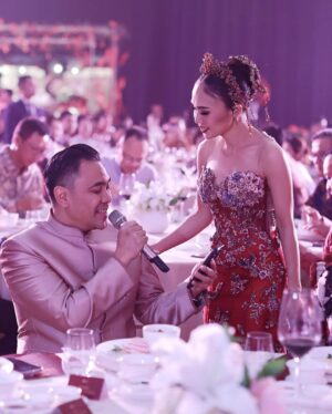 Yuni Shara Instagram - .
HSBC @hsbc_id  Chinese New Year🏮♥️✨💫

@donnykaryadi @deva_dadang 
@renee.couture @rinaldyyunardi 
@moedjenan @masnanda___ 
@widosound @wonty_yunishara 
@looks.sandisphotoproject 

#yunishara #hsbc #sincia2025