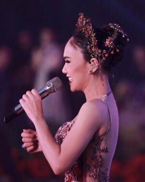 Yuni Shara Instagram - .
HSBC @hsbc_id  Chinese New Year🏮♥️✨💫

@donnykaryadi @deva_dadang 
@renee.couture @rinaldyyunardi 
@moedjenan @masnanda___ 
@widosound @wonty_yunishara 
@looks.sandisphotoproject 

#yunishara #hsbc #sincia2025
