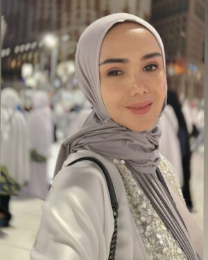 Yuni Shara Instagram - .
Selamat Menjalankan Ibadah Puasa Ramadhan 
Maaf Lahir Bathin 🙏🤍

#yunishara #macca #madinah
