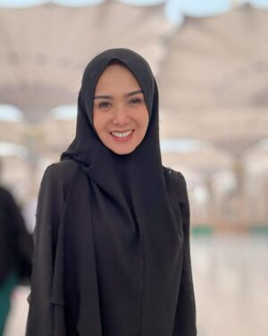 Yuni Shara Instagram - .
Selamat Menjalankan Ibadah Puasa Ramadhan 
Maaf Lahir Bathin 🙏🤍

#yunishara #macca #madinah