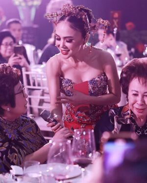 Yuni Shara Instagram - .
HSBC @hsbc_id  Chinese New Year🏮♥️✨💫

@donnykaryadi @deva_dadang 
@renee.couture @rinaldyyunardi 
@moedjenan @masnanda___ 
@widosound @wonty_yunishara 
@looks.sandisphotoproject 

#yunishara #hsbc #sincia2025