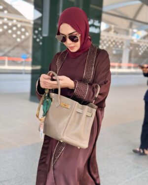 Yuni Shara Instagram - .
Selamat Menjalankan Ibadah Puasa Ramadhan 
Maaf Lahir Bathin 🙏🤍

#yunishara #macca #madinah