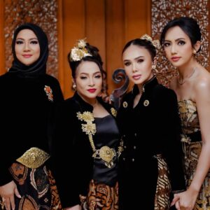 Yuni Shara Instagram - .
5Wanita @5wanitaofficial & @nadadaramusic 🤎✨💫

#yunishara #riekaroslan #igamawarni #ninatamam #5wanita #040225
