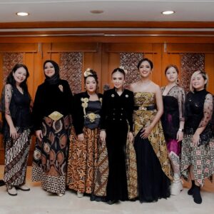 Yuni Shara Instagram - .
5Wanita @5wanitaofficial & @nadadaramusic 🤎✨💫

#yunishara #riekaroslan #igamawarni #ninatamam #5wanita #040225