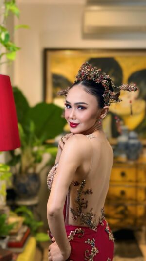 Yuni Shara Instagram - .
♥️🏮✨

@donnykaryadi @deva_dadang 
@renee.couture @rinaldyyunardi 
@moedjenan @masnanda___ 

#yunishara #sincia2025