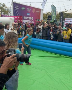 Yuyuniz Navas Instagram - Que espectacular como lo pasamos jugando futbolto 15 minutos por lado, y con el mejor público, toda la prensa.
Jugamos bien, y ganamos, tuvimos show y nos divertimos junto a @juegaenlineachile #ellugarmasseguroparadivertirse y  @lahoraoficial 
Gran equipo! Qué manera de reírnos! Genial 
@_faloon_  @sosa_sabri @trini.neira @camila.power @carlynromro @felipethompson @inigolopeza @rubiapalgram @todaregia @peakmechita @camilogonzalezcl  y muchos más 
Gracias a la prensa por la convocatoria, las entrevistas y el buen momento en #viña2025
📷 @crisescobar