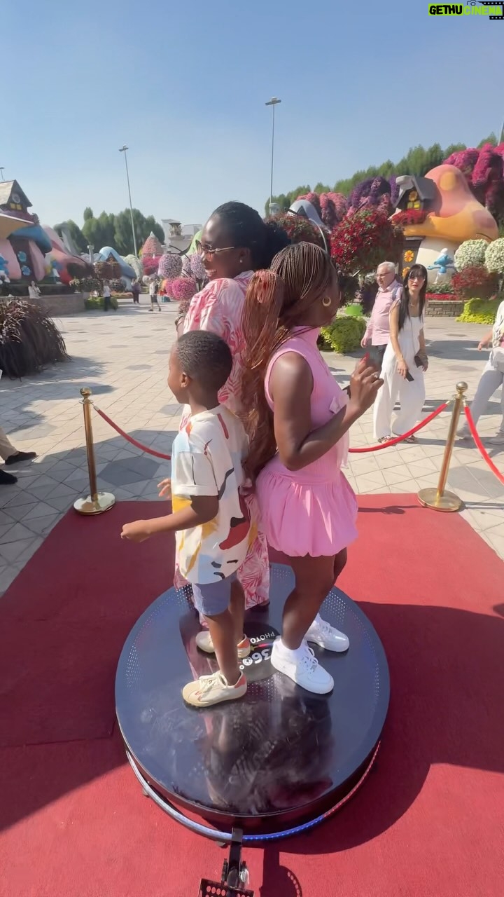 Yvonne Cherrie - 10.1K Likes - Family that dances together, stays together.
Vibe la kifamilia