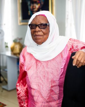 Yvonne Cherrie Instagram - Tunasherehekea miaka 90 ya upendo, hekima, na baraka pamoja na Bibi yetu mpendwa! Nguvu zako, upole wako, na upendo wako usioyumba vimekuwa msingi wa familia yetu. Tunakusherehekea kwa safari yako ya maisha na kwa kugusa maisha ya wengi. Heri ya miaka 90 ya kuzaliwa, Bibi.
Tunakupenda sana.

#mzaramowakishua