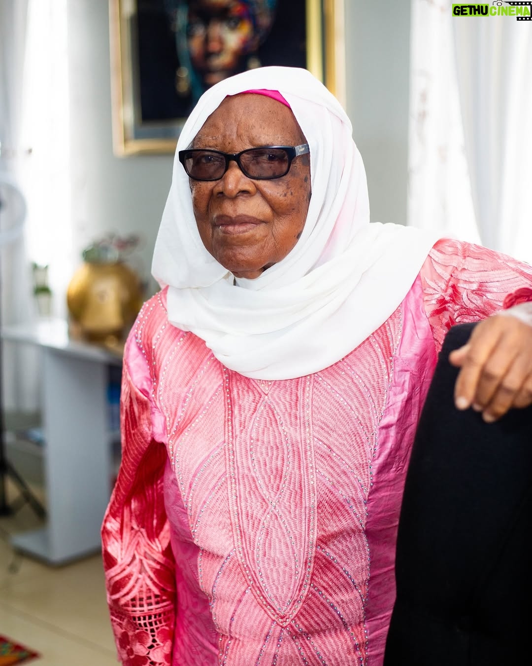Yvonne Cherrie - 23.6K Likes - Tunasherehekea miaka 90 ya upendo, hekima, na baraka pamoja na Bibi yetu mpendwa! Nguvu zako, upole wako, na upendo wako usioyumba vimekuwa msingi wa familia yetu. Tunakusherehekea kwa safari yako ya maisha na kwa kugusa maisha ya wengi. Heri ya miaka 90 ya kuzaliwa, Bibi.
Tunakupenda sana.
#mzaramowakishua