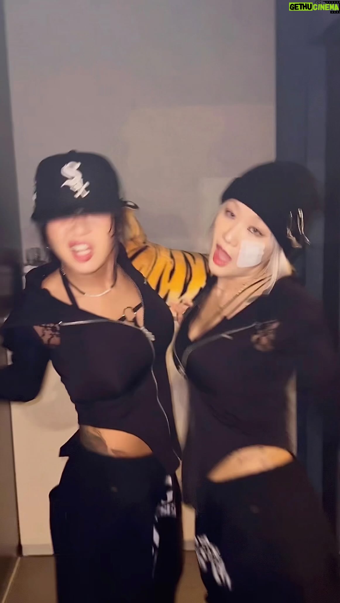 ZSun - 3.8K Likes - 콜라보 팝업 자축 땐쑤~💃🏽
@holynumber7 @holynumber7_street