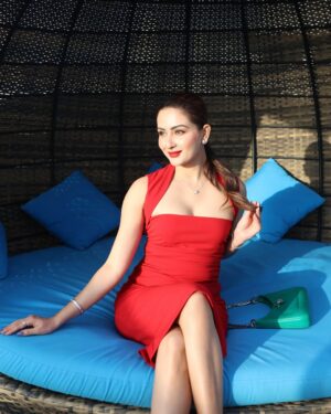 Zaara Yesmin Instagram - B’Coz Red is the colour of Love ❤️ Happy #valentinesday ❤️ Love to all ……. #zaarayesmin 

📸 @ehtasham_saeed