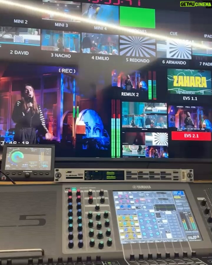 Zahara - 10.8K Likes - Ayer canté «Soy de un pueblo pequeño» en @larevuelta_tve
Qué alegría volver a encontrarme con Broncano y poder regalarle aceite de mi pueblo (que en realidad es una ciudad patrimonio de la humanidad de una belleza apabullante) y qué suerte que @perarnauiv quiera siempre tocar esta canción conmigo porque así puedo cantarla pensando solo en sus adoquines, en su asaura, en mis abuelas… que ayer Martí iba guapísimo con su camiseta de @industrialcopera, todo hay que decirlo.
Gracias @sergio_vufalo por venirte desde granada para poner la Reverb de la entrada de la casa de mis abuelos 🥹
Yo iba bellísima también gracias al cuidado de mi @burdampi @rimmellondones @lorealpro
Y de mi querida @estelabenitez_stylisty @desigual @drmartensofficial
Y gracias a todo el equipo del programa, a Raúl, Yolanda, Cristina y Fer por hacernos sentir taaaaaaan bien.