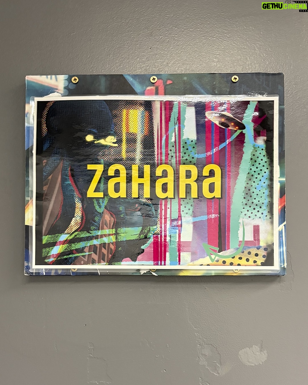 Zahara - 10.8K Likes - Ayer canté «Soy de un pueblo pequeño» en @larevuelta_tve
Qué alegría volver a encontrarme con Broncano y poder regalarle aceite de mi pueblo (que en realidad es una ciudad patrimonio de la humanidad de una belleza apabullante) y qué suerte que @perarnauiv quiera siempre tocar esta canción conmigo porque así puedo cantarla pensando solo en sus adoquines, en su asaura, en mis abuelas… que ayer Martí iba guapísimo con su camiseta de @industrialcopera, todo hay que decirlo.
Gracias @sergio_vufalo por venirte desde granada para poner la Reverb de la entrada de la casa de mis abuelos 🥹
Yo iba bellísima también gracias al cuidado de mi @burdampi @rimmellondones @lorealpro
Y de mi querida @estelabenitez_stylisty @desigual @drmartensofficial
Y gracias a todo el equipo del programa, a Raúl, Yolanda, Cristina y Fer por hacernos sentir taaaaaaan bien.