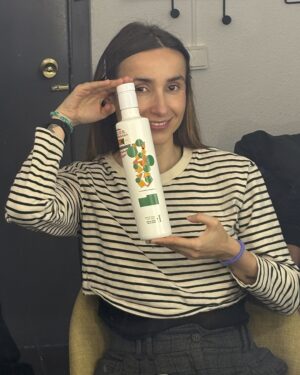 Zahara Instagram - Ayer canté «Soy de un pueblo pequeño» en @larevuelta_tve
Qué alegría volver a encontrarme con Broncano y poder regalarle aceite de mi pueblo (que en realidad es una ciudad patrimonio de la humanidad de una belleza apabullante) y qué suerte que @perarnauiv quiera siempre tocar esta canción conmigo porque así puedo cantarla pensando solo en sus adoquines, en su asaura, en mis abuelas… que ayer Martí iba guapísimo con su camiseta de @industrialcopera, todo hay que decirlo.

Gracias @sergio_vufalo por venirte desde granada para poner la Reverb de la entrada de la casa de mis abuelos 🥹

Yo iba bellísima también gracias al cuidado de mi @burdampi @rimmellondones @lorealpro 
Y de mi querida @estelabenitez_stylisty @desigual @drmartensofficial

Y gracias a todo el equipo del programa, a Raúl, Yolanda, Cristina y Fer por hacernos sentir taaaaaaan bien.