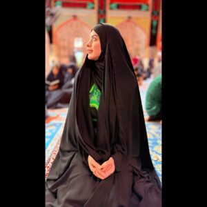 Zahra Habib Instagram - في رحاب أمير المؤمنين (عليه السلام)، حيث تسكن الروح وتخشع القلوب. في ذكرى شهادتك، نبكيك حبًا ونحيي أثرك في قلوبنا علمتنا أن الحق لا يُهزم، وأن العدل هو ميراث الأنبياء
اول مرة ازور بيت امير المؤمنين ومسجد الكوفة 
اشوف انوا اني انسانة عندي هوايه اغلاط و اكول عندي ذنوب يا ترى هل رح يستقبلني بذنوبي 
فجأة اكتشفت انوا هو يستقبل الكل بكل أغلاطهم وينطيهم احساس بالقلب انوا الله غفور رحيم 
الحمدلله على نعمة الإسلام ويارب تغفر كل ذنوبنا وتساعدنا وتهدينا
