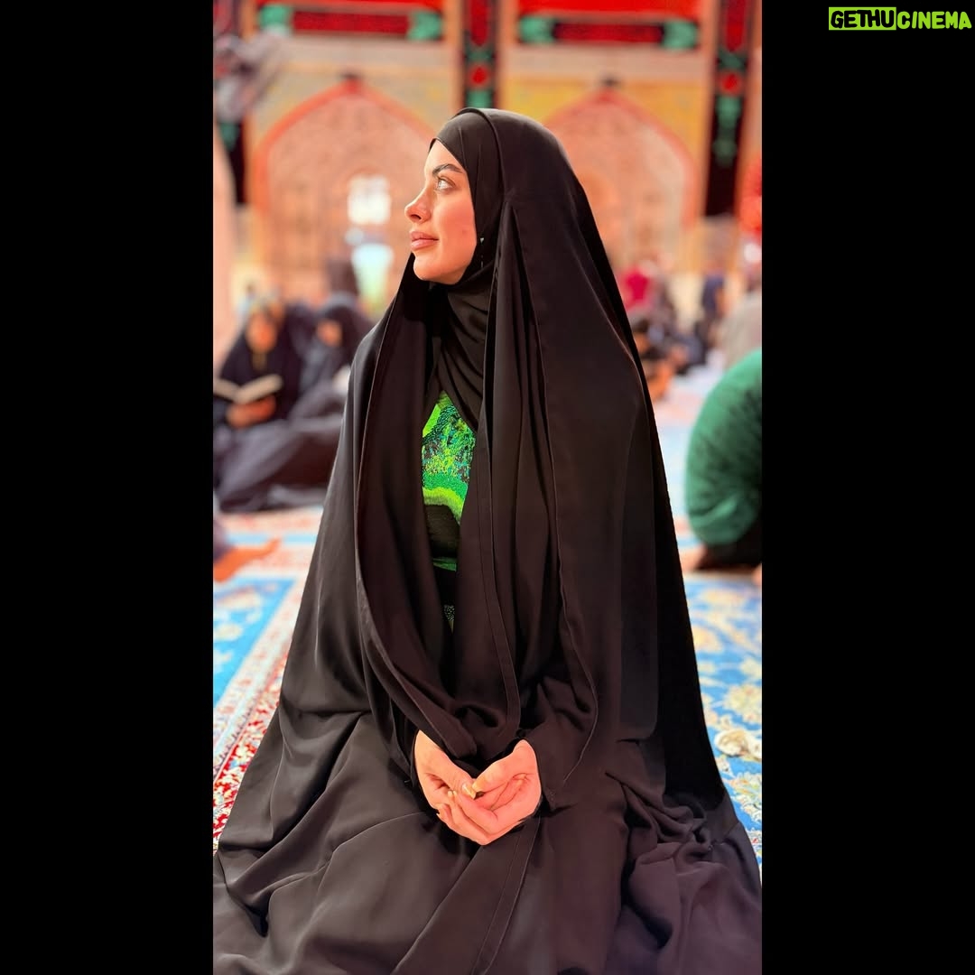 Zahra Habib - 182.3K Likes - في رحاب أمير المؤمنين (عليه السلام)، حيث تسكن الروح وتخشع القلوب. في ذكرى شهادتك، نبكيك حبًا ونحيي أثرك في قلوبنا علمتنا أن الحق لا يُهزم، وأن العدل هو ميراث الأنبياء
اول مرة ازور بيت امير المؤمنين ومسجد الكوفة
اشوف انوا اني انسانة عندي هوايه اغلاط و اكول عندي ذنوب يا ترى هل رح يستقبلني بذنوبي
فجأة اكتشفت انوا هو يستقبل الكل بكل أغلاطهم وينطيهم احساس بالقلب انوا الله غفور رحيم
الحمدلله على نعمة الإسلام ويارب تغفر كل ذنوبنا وتساعدنا وتهدينا